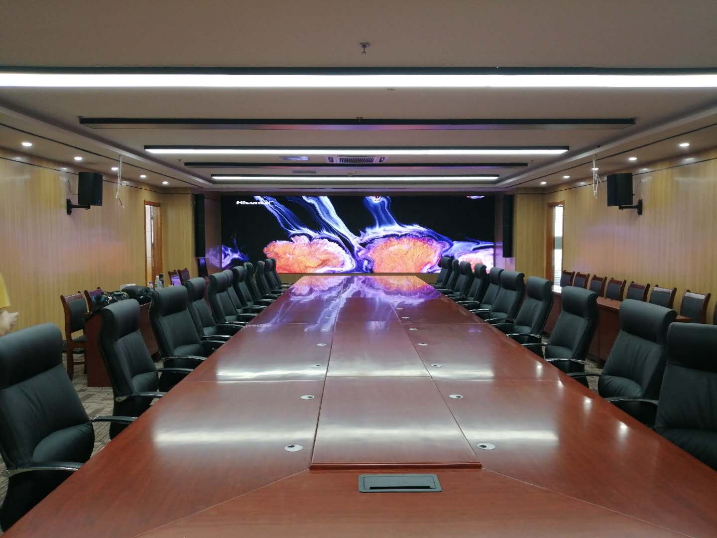 濰坊某事業(yè)單位音、視頻會議集成項目完工，會議辦公、音響系統、1.2小間距顯示系統完美融合